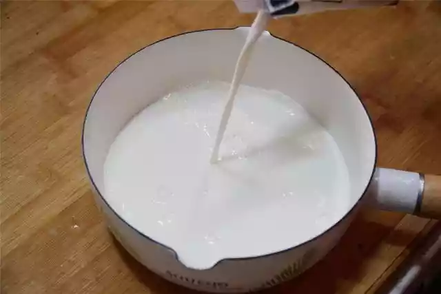如何正确煮奶（用锅煮奶的正确方法）-第1张