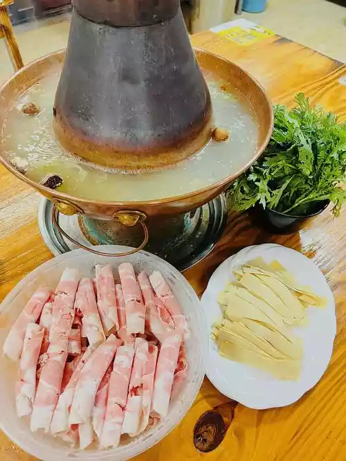酸菜铜火锅的做法（酸菜铜火锅的做法大全）-第1张