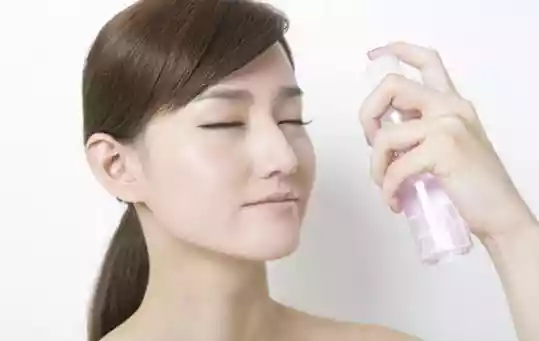 化妆水的使用技巧（保湿化妆水是干嘛用的使用方法）-第1张