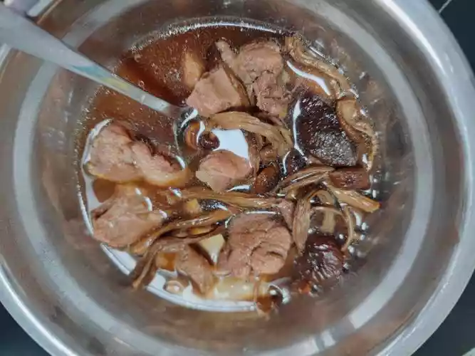 茶树菇枸杞排骨汤走起，茶树菇排骨枸杞汤的做法-第1张