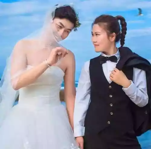 女子拍男朋友看到婚纱的瞬间（女子挑战随机拍个对象结婚）