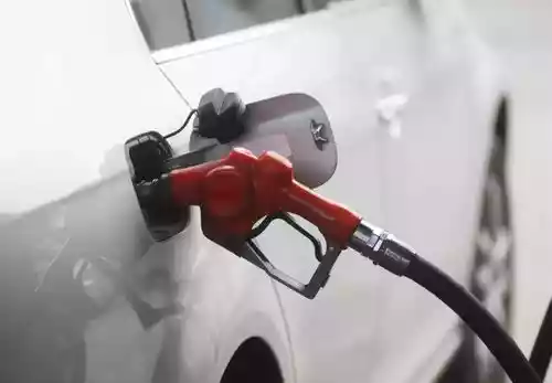 加油时打开汽车油箱盖有气是什么原因（汽车油箱加油时有气是为什么）-第1张