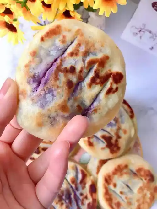 紫薯饼在家做美味又营养（在家也可以做好吃的紫薯饼）-第1张