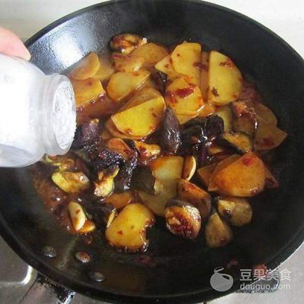 川味土豆炒茄子的做法，土豆烧茄子家常做法简单好吃-第10张