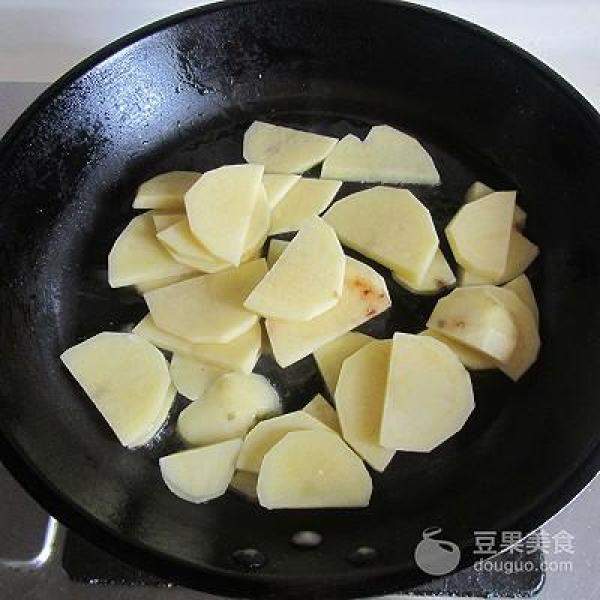 川味土豆炒茄子的做法，土豆烧茄子家常做法简单好吃-第4张