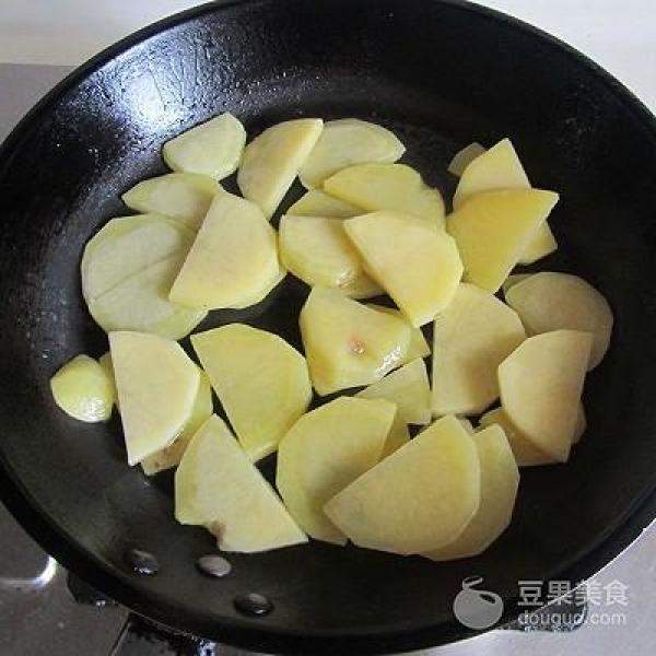 川味土豆炒茄子的做法，土豆烧茄子家常做法简单好吃-第5张