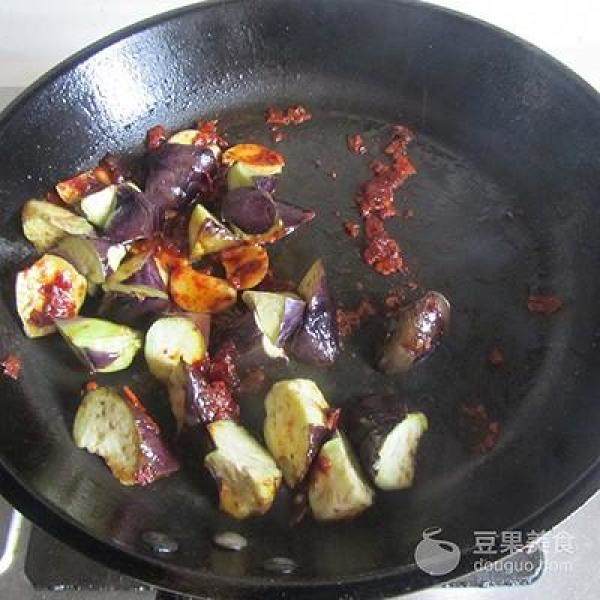 川味土豆炒茄子的做法，土豆烧茄子家常做法简单好吃-第7张