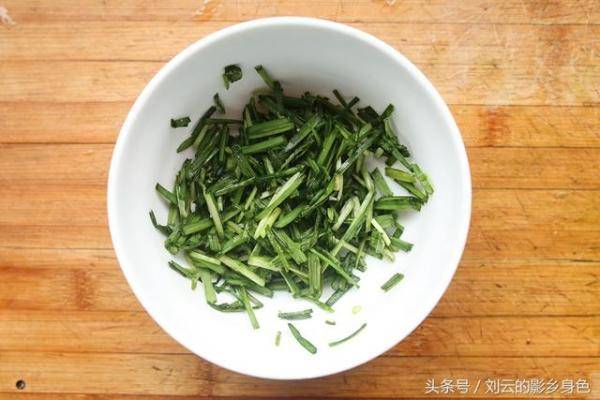 教你腌制野生韭菜，野外自己烤韭菜的做法和腌制方法-第1张
