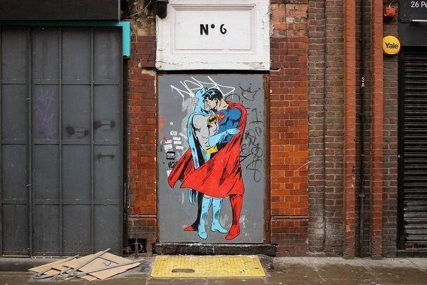 超人和蝙蝠侠在街头拥吻（超人与蝙蝠侠的关系好吗）-第2张