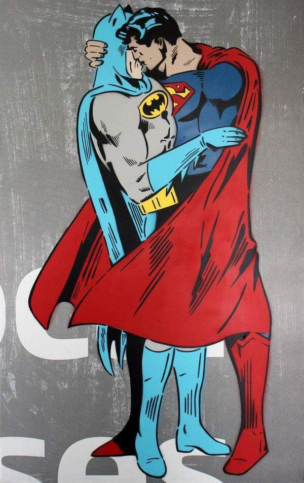 超人和蝙蝠侠在街头拥吻（超人与蝙蝠侠的关系好吗）-第1张