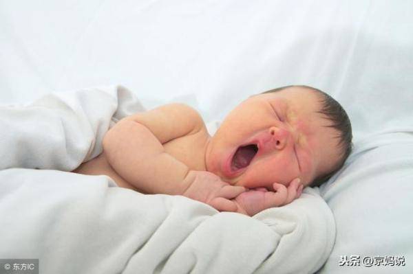 睡觉哼唧手舞足蹈，睡觉易惊醒的宝宝有好的办法没有-第4张