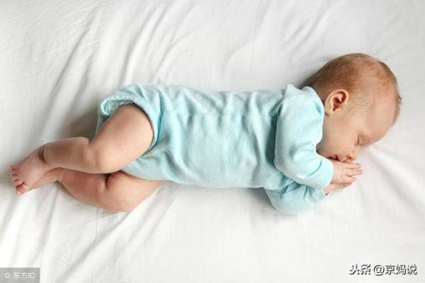 睡觉哼唧手舞足蹈，睡觉易惊醒的宝宝有好的办法没有-第2张