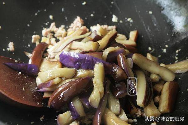 广东人的下饭菜，广东咸鱼茄子煲大排档的做法-第10张