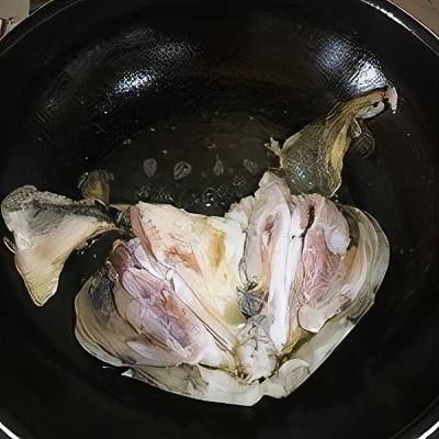 砂锅碟鱼头的家常做法（蒜香砂锅鱼头的做法）-第2张