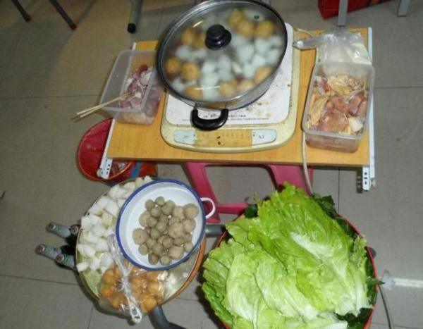 宿舍奇葩做饭方式，宿舍没有插头怎么煮火锅-第1张