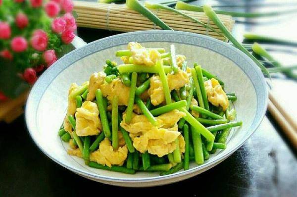 教你家常美味的炒蒜苔的做法，素炒蒜苔简单又好吃-第2张
