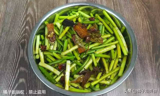 腌制蒜苔的方法（腌蒜苔怎么做好吃又简单）-第1张