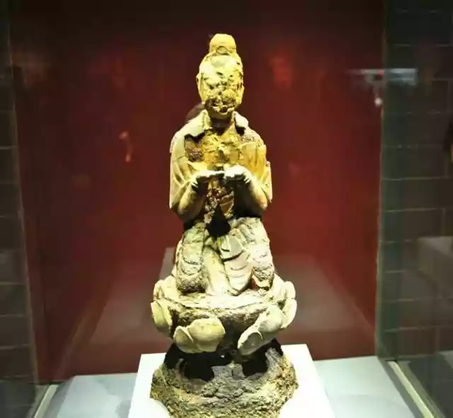世上独一无二的双膝跪捧真身菩萨，中国流落海外的两尊肉身菩萨-第15张