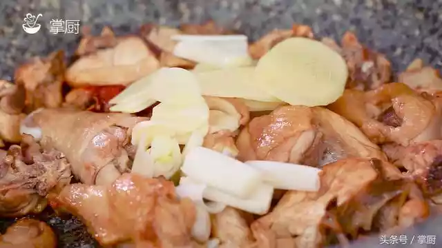 大厨教您做小鸡炖蘑菇（如何做小鸡炖蘑菇）-第6张