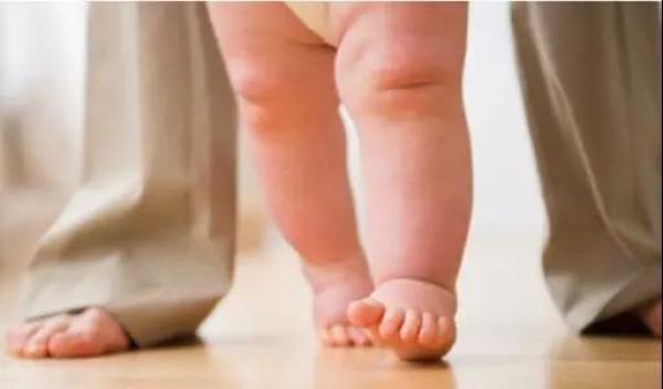宝宝几个月可以坐学步车（五个月的婴儿能坐学步车吗）-第1张