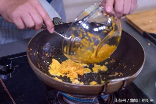 没有蟹黄也可以做出饭店里的蟹黄豆腐煲，正宗蟹黄豆腐汤做法步骤-第31张