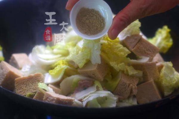 虽然简单但很考验厨艺，怎样做白菜炖冻豆腐最好吃-第11张