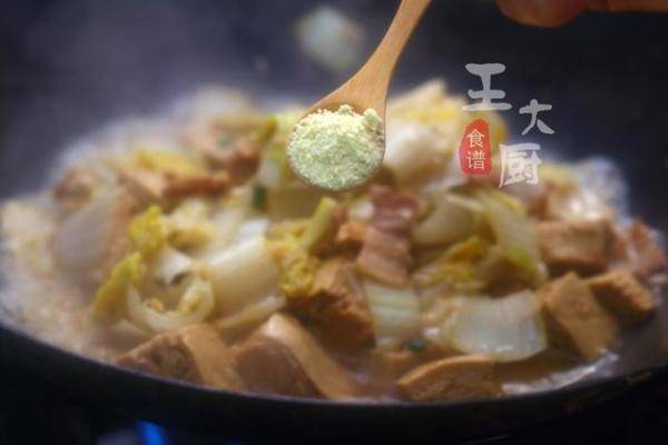 虽然简单但很考验厨艺，怎样做白菜炖冻豆腐最好吃-第16张