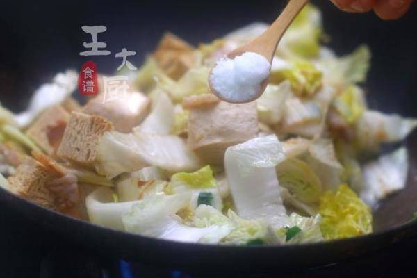 虽然简单但很考验厨艺，怎样做白菜炖冻豆腐最好吃-第15张