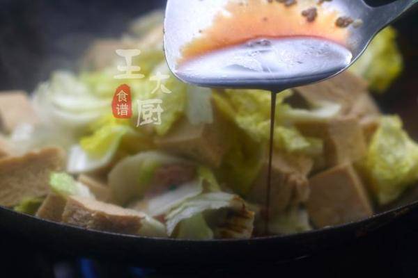 虽然简单但很考验厨艺，怎样做白菜炖冻豆腐最好吃-第12张