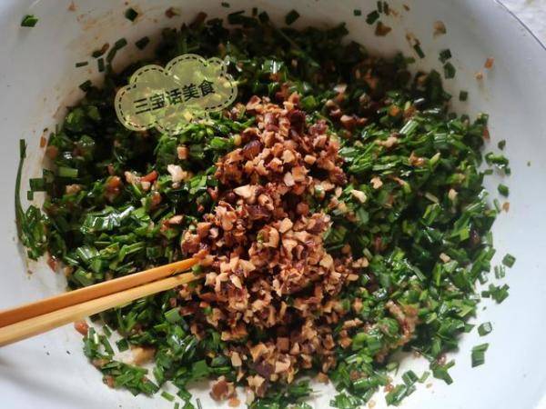大厨教你做韭菜香菇肉丁水饺，怎么做韭菜饺子馅鲜嫩汁多-第9张