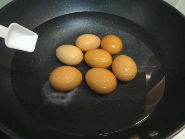 煮鸡蛋时不要用清水煮（怎么煮鸡蛋不会破又好剥）-第5张