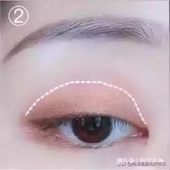 4个画漂亮的眼妆的步骤方法（新手如何画眼影的步骤）-第2张