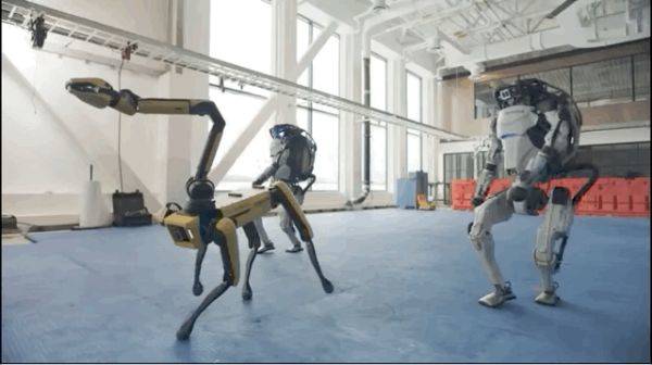 装扮，特斯拉人形机器人不过是穿氨纶套装的，特斯拉机器人-第7张