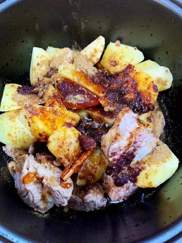 家常版红烧排骨炖土豆，红烧排骨炖土豆最简单做法-第5张