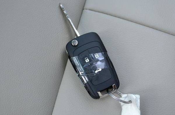 不小心把车钥匙锁在车内怎么办，车钥匙锁车里怎么砸玻璃-第3张