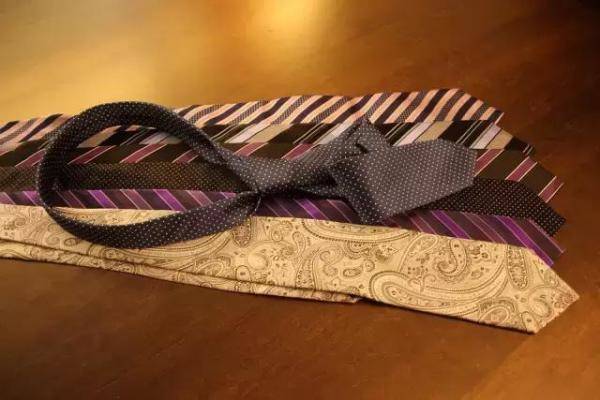 关于领带的小技巧，如何让领带搭配科学合理-第2张