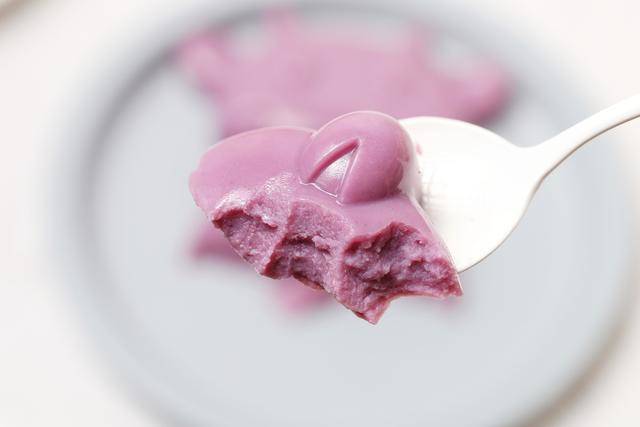 紫薯加牛奶做成高颜值小甜品（简单的紫薯甜点做法）-第3张