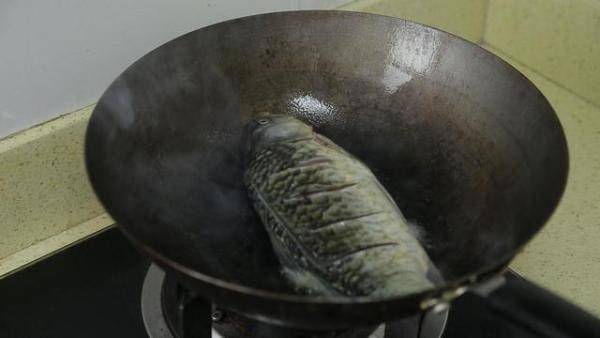 无论煎海鱼还是淡水鱼，煎鱼只要记住这一点不粘锅不破皮-第3张