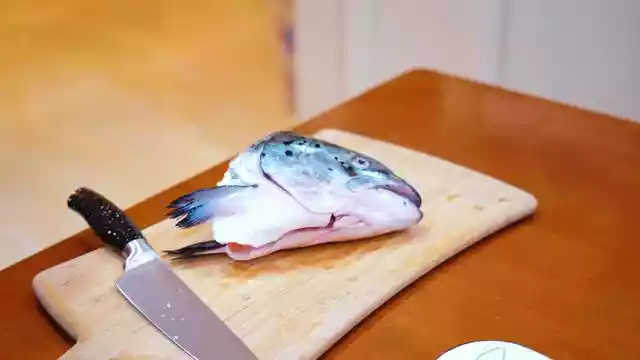 外焦里嫩的三文鱼头（三文鱼头最简单的做法）-第2张