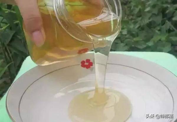 冷水冲蜂蜜会显示，如何辨别泡水后真假蜂蜜-第4张