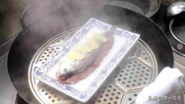 大厨操刀制作肉末蒸黄鱼，清蒸黄鱼最正宗的做法-第6张