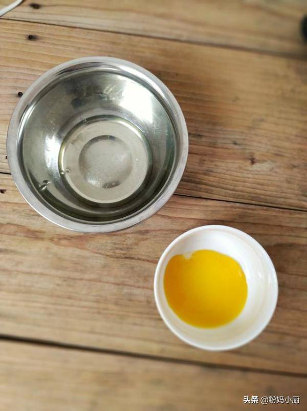 二个蛋黄一勺奶粉做出的零食（鸡蛋加奶粉的做法宝宝辅食）-第4张