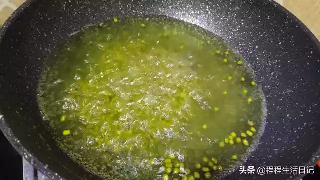 也不用高压锅20分钟把绿豆煮烂（熬绿豆汤绿豆拿凉水泡还是热水泡）-第3张