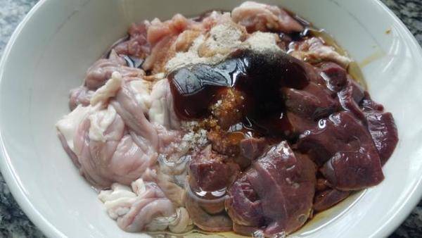 广东人常吃的猪肝粉肠，湖南猪肝粉肠家常炒法-第7张