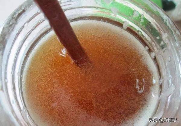 冷水冲蜂蜜会显示，如何辨别泡水后真假蜂蜜-第5张