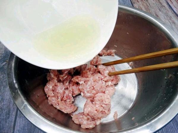 1斤肉馅加半斤水也不稀，肉馅儿饺子怎么做才不散-第3张
