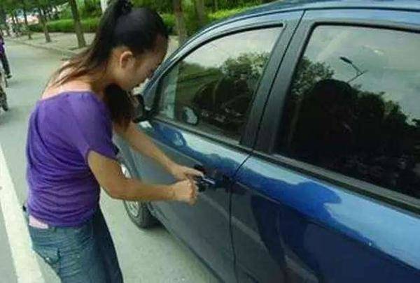 不小心把车钥匙锁在车内怎么办，车钥匙锁车里怎么砸玻璃-第1张