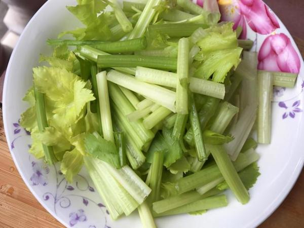 教你家常美味的豆腐烧芹菜（芹菜和豆腐最好的做法）-第3张