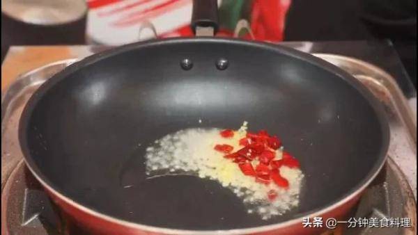 江阴开饭店10年的老板，59岁厨师做正宗烤鱼和香料秘方-第3张