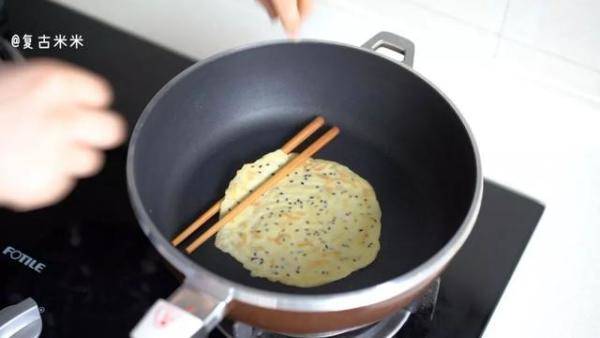 平底锅也能做蛋卷，平底锅也能做蛋卷而且很香很松脆-第8张